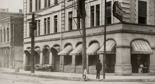 dmn-bldg_c1900_degolyer-1