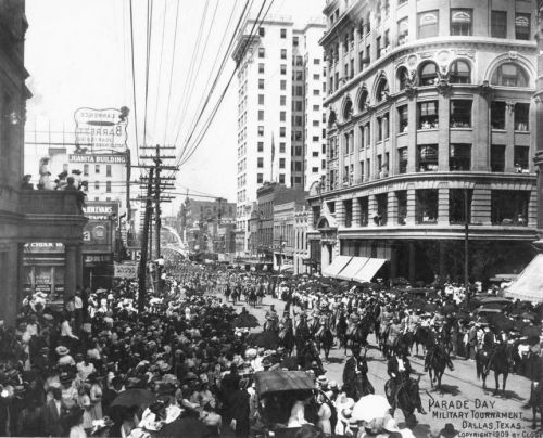 parade-day_1909_clogenson_degolyer