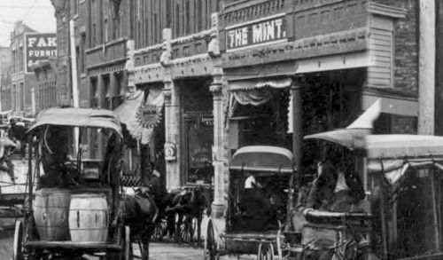 elm-st_everyday-life_mint_UCR