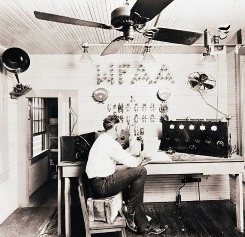 wfaa-studio_ca1922_belo-degolyer