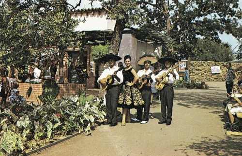 six-flags_mexican-section_mariachis-flickr