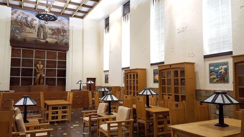 hall-of-state_dealey-library_042517_inside-entrance