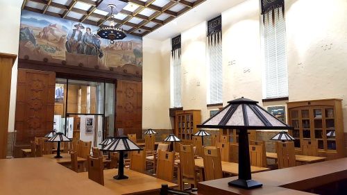 hall-of-state_dealey-library_042517_toward-entrance