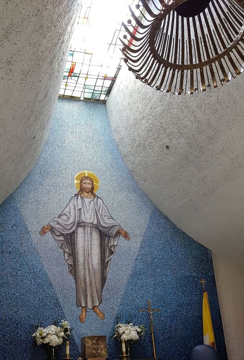 st-jude-chapel_altar_stained-glass-skylight_052417_bosse