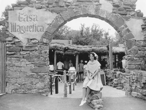 casa-magnetica_six-flags-FB-page