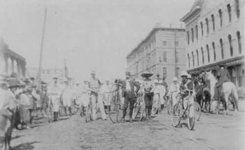 bicycles_dallas_windsor-hotel_cook-collection_degolyer