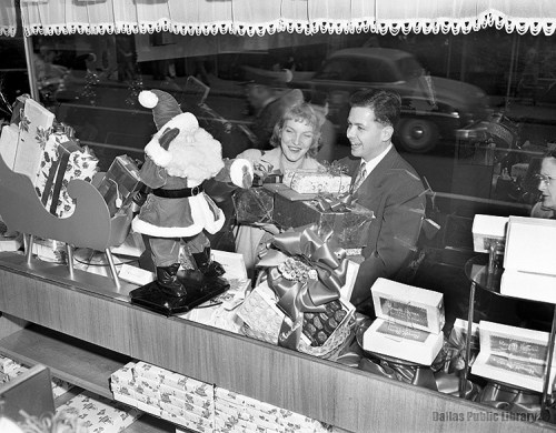 xmas-shoppers_121650_hayes-collection_DPL