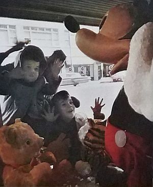 xmas-in-dallas_look-mag_dec-24-1957_children_window