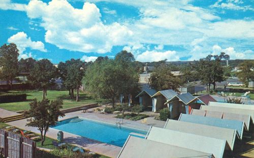 inn-of-the-six-flags_pool_postcard_portal_dallas-heritage-village