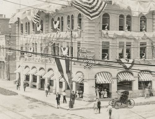 dmn-bldg_decorated-for-elks-convention_1908_cook-collection_SMU_det-2