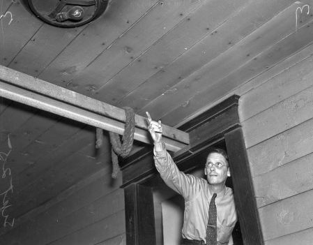 gould-harry_palace-theatre-fort-worth_UTA_090536_FWST_longest-burning-bulb